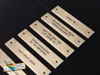 Messing labels - alle maten mogelijk.